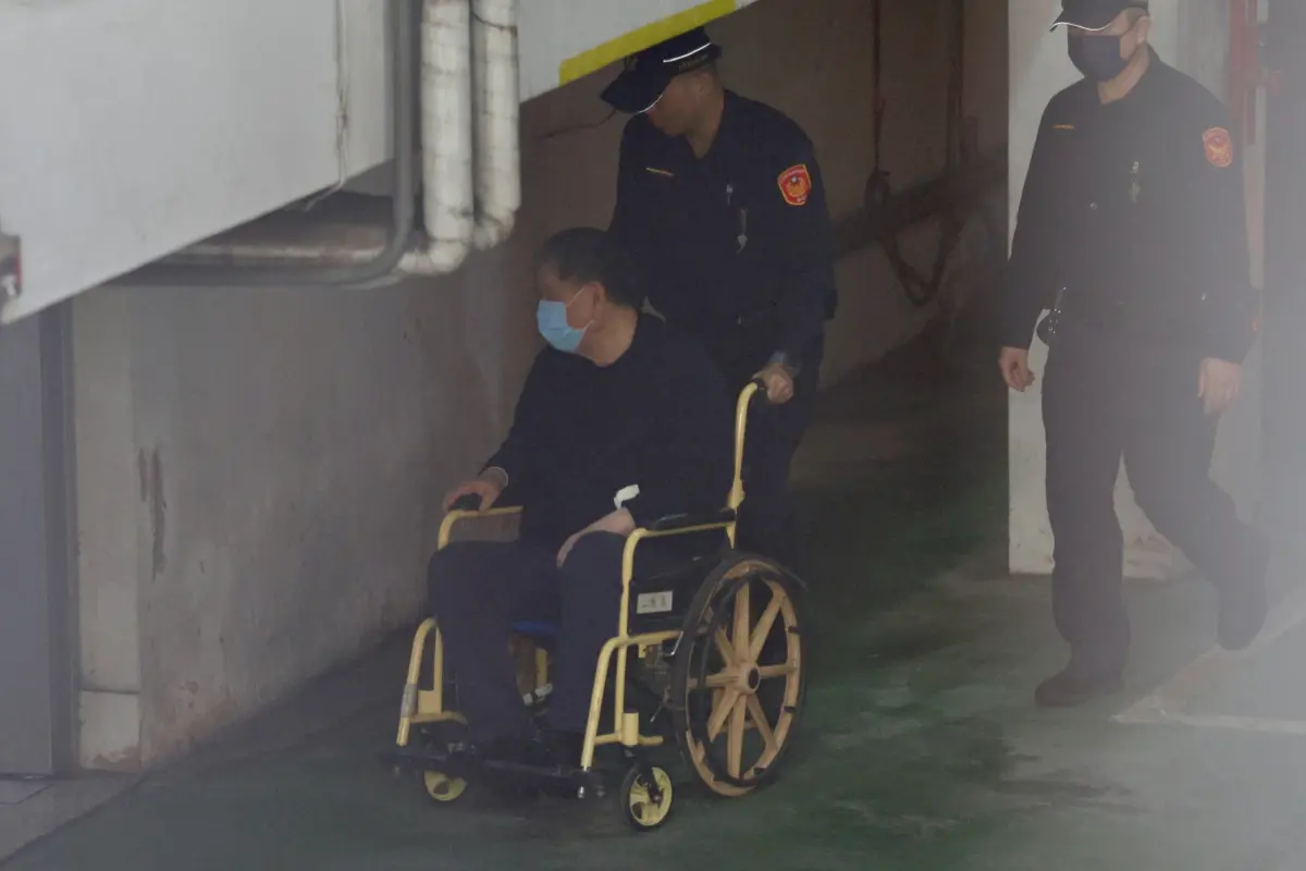 ▲威京集團主席沈慶京坐輪椅出庭，爆料去年住院期間，北檢檢察官去醫院開庭卻沒錄影，要他承認行賄柯文哲。（圖／記者李政龍攝）