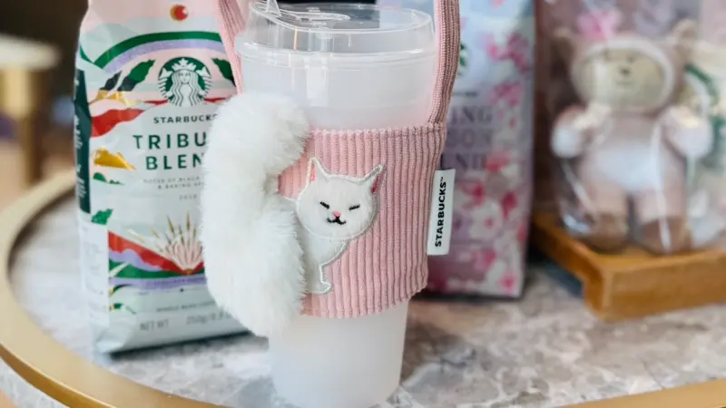 ▲本週「星巴克買一送一」外送、門市雙重白色情人節咖啡優惠！今天超萌「粉貓屁屁杯套」開搶，先確認「首日無銷售門市名單」免得撲空買不到。85度C黑糖珍珠系列也有「第二杯半價」一次整理。（圖／星巴克提供）