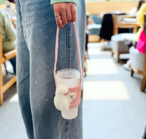 星巴克「買一送一白色情人節」雙重優惠!今「粉貓屁屁杯套」開搶 ▲星巴克超萌「粉貓屁屁杯套」今開搶!(圖/星巴克提供)