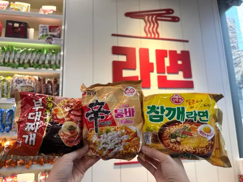 韓國最新熱銷泡麵TOP3大洗牌,熱銷冠軍為「部隊鍋泡麵」,其次依序為「農心 辛拉麵-乾拌麵toomba」、「不倒翁 芝麻麵」。(圖/記者鍾怡婷攝) ▲韓國最新熱銷泡麵TOP3大洗牌,熱銷冠軍為「部隊鍋泡麵」,其次依序為「農心 辛拉麵-乾拌麵toomba」、「不倒翁 芝麻麵」。(圖/記者鍾怡婷攝)