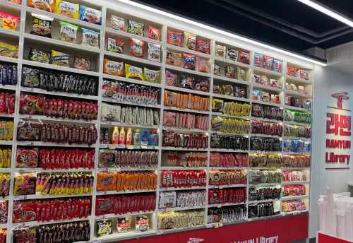 韓國便利商店CU更在2023年結合現場烹飪泡麵打造概念店,現場集結破百款泡麵讓消費者選擇。(圖/記者鍾怡婷攝) ▲韓國便利商店CU更在2023年結合現場烹飪泡麵打造概念店,現場集結破百款泡麵讓消費者選擇。(圖/記者鍾怡婷攝)