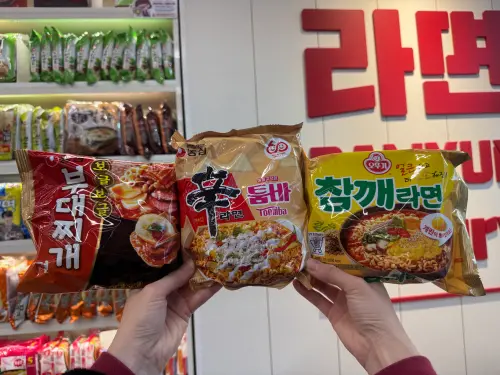 韓國最新熱銷泡麵TOP3大洗牌,熱銷冠軍為「部隊鍋泡麵」,其次依序為「農心 辛拉麵-乾拌麵toomba」、「不倒翁 芝麻麵」。(圖/記者鍾怡婷攝) ▲韓國最新熱銷泡麵TOP3大洗牌,熱銷冠軍為「部隊鍋泡麵」,其次依序為「農心 辛拉麵-乾拌麵toomba」、「不倒翁 芝麻麵」。(圖/記者鍾怡婷攝)