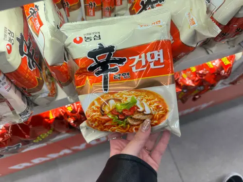 目前韓國泡麵全球最熱賣的口味仍是「辛辣麵 非油炸湯麵款」。(圖/記者鍾怡婷攝) ▲目前韓國泡麵全球最熱賣的口味仍是「辛辣麵 非油炸湯麵款」。(圖/記者鍾怡婷攝)