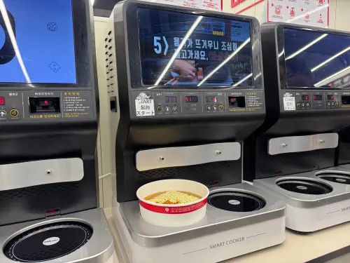 「泡麵圖書館」的特色是購買後可以直接使用機器烹飪。(圖/記者鍾怡婷攝) ▲「泡麵圖書館」的特色是購買後可以直接使用機器烹飪。(圖/記者鍾怡婷攝)