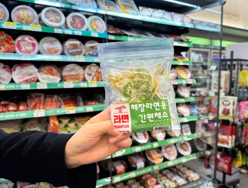 「泡麵圖書館」的特色是購買後可以直接使用機器烹飪。(圖/記者鍾怡婷攝) ▲「泡麵圖書館」的特色是購買後可以直接使用機器烹飪。(圖/記者鍾怡婷攝)