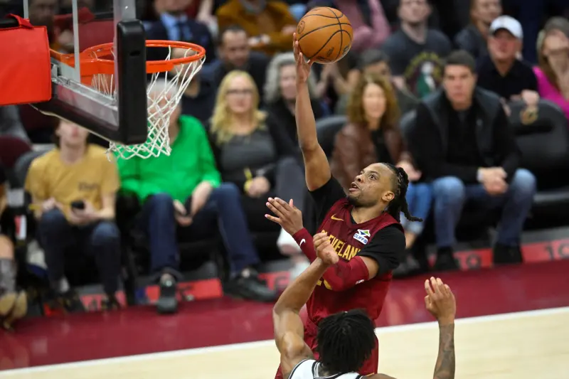 ▲克里夫蘭騎士今出戰布魯克林籃網，靠Darius Garland在第四節爆發，克服最多18分落後，最終以109：104逆轉取勝，成為NBA史上第六支單季兩度達成15連勝的球隊。（圖／美聯社／達志影像）