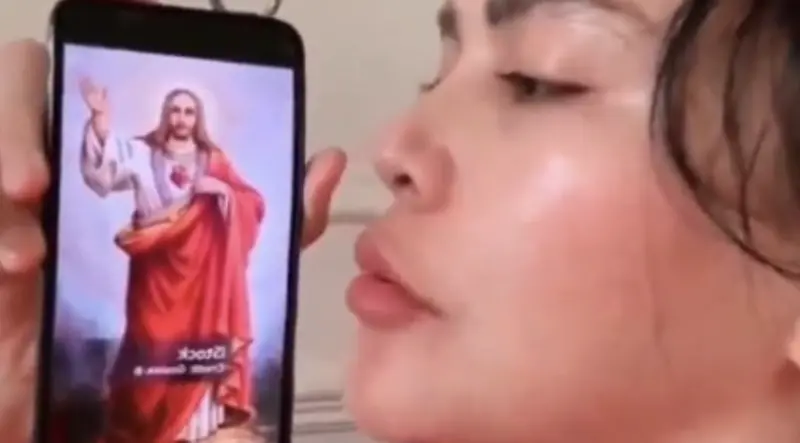▲印尼一名TikTok用戶因在直播中對着手機上的耶穌照片「說話」，並要求耶穌剪短頭髮，被判處近三年監禁。（圖／翻攝自TikTok）