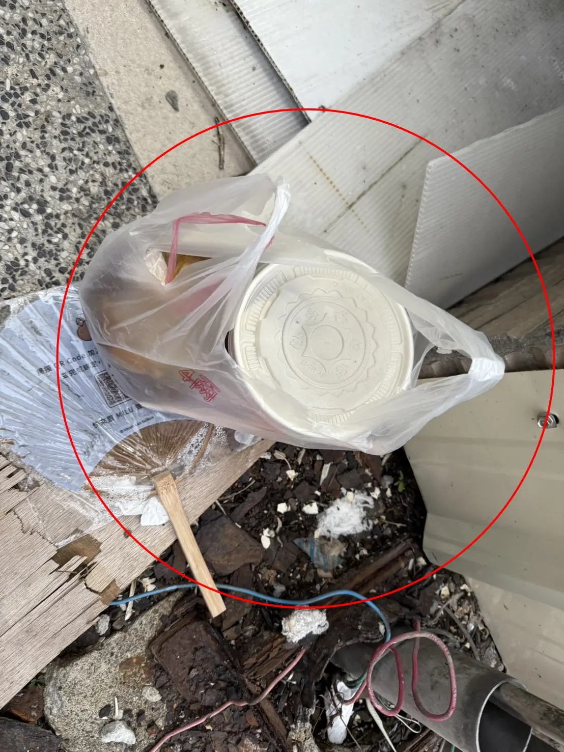 ▲牛肉湯餃掛機車也被偷！擋不住美食誘惑~（圖/記者鄧力軍翻攝）