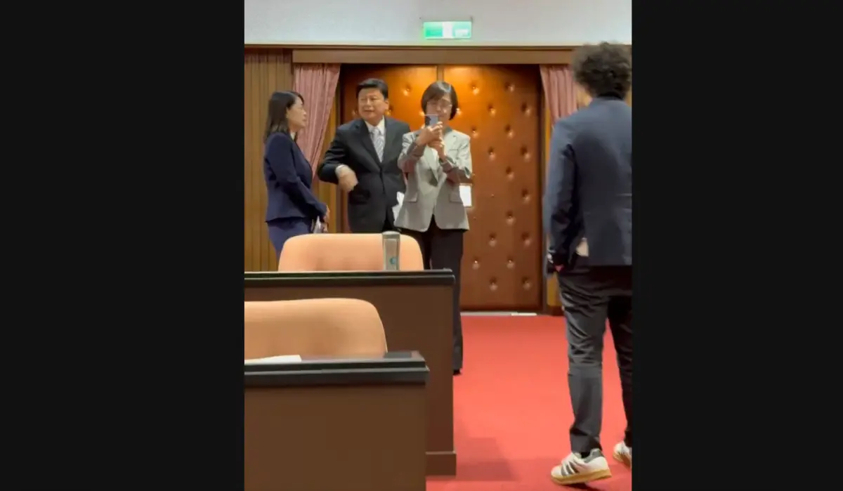 ▲沈伯洋今再與國民黨立法院黨團總召傅崐萁正面交鋒。（圖／陳培瑜辦公室提供）