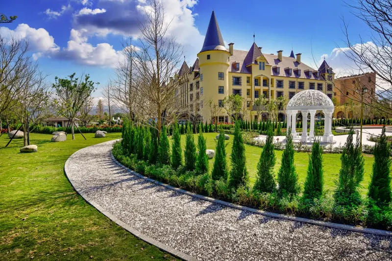 ▲外觀有如歐式城堡的瑞穗天合國際觀光酒店歡慶週年，即日起至4月30日天天舉辦賓果樂晚會，每日送出至少一張住宿券，預計將送出61張，另也有機會以1元入住最頂級豪華的格蘭總統別墅。（圖／瑞穗天合國際觀光酒店提供）