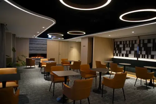 ▲小鹿文娛推出頂級品牌「The Peak」多元社交商務空間 ，該樓層可由窗外遠眺群山及台北101，並備有輕食與飲品。（圖／小鹿文娛提供）