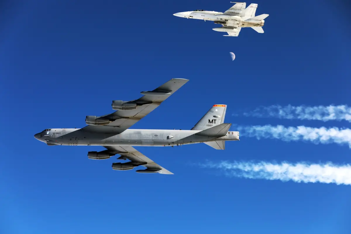 ▲美軍B-52H轟炸機飛越芬蘭上空，芬蘭空軍F/A-18C戰機伴飛。（圖／翻攝自芬蘭空軍臉書）