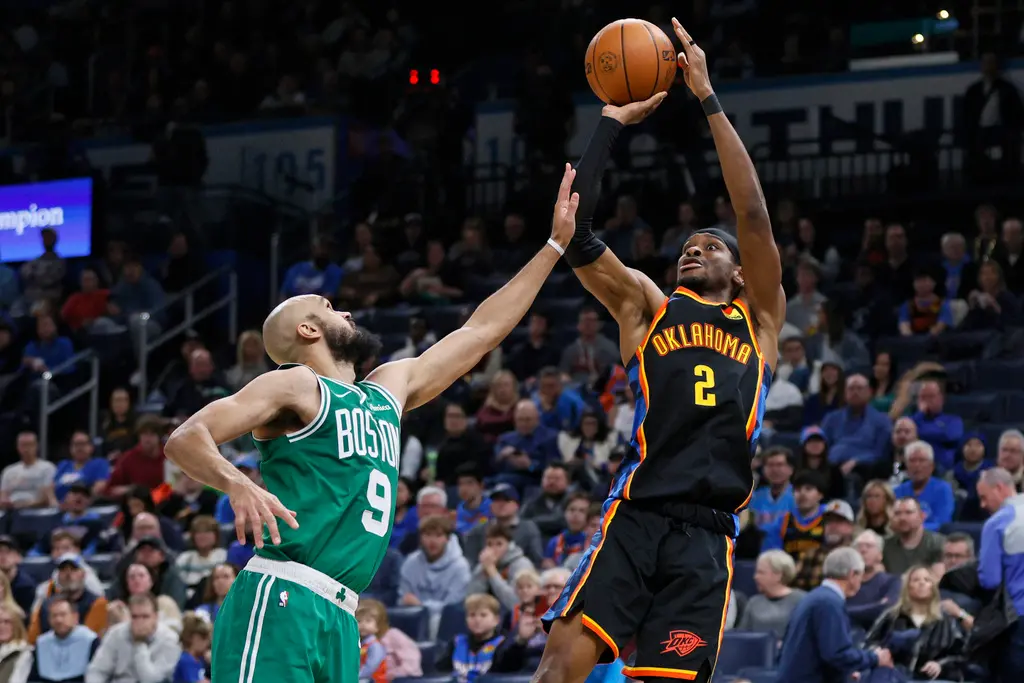 ▲NBA美國職籃（National Basketball Association）昨（13）日由奧克拉荷馬雷霆交戰波士頓塞爾提克，由於兩隊罰球數有顯著落差，台灣主播竟於轉播笑稱：「兩隊的罰球有巨大的差距，就像家寧和 Andy 拿的錢一樣。」（圖／美聯社／達志影像）