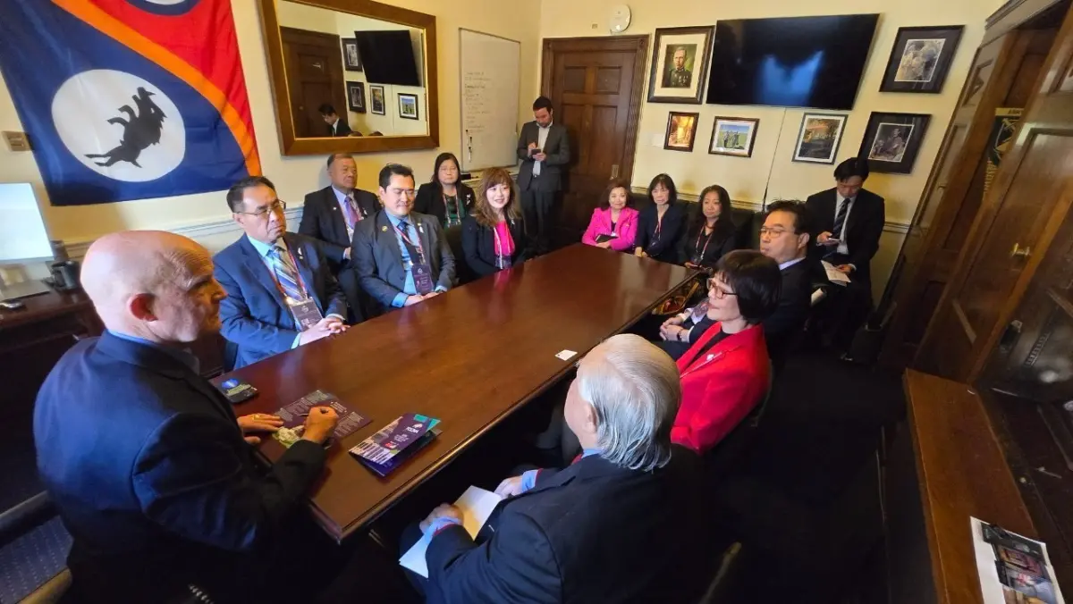 ▲北美洲台灣商會聯合總會在台灣駐美公使楊懿珊說明下，10日起在美展開3天華府跨黨派議員密集拜會。（圖／北美台商會提供）