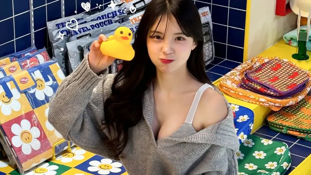 ▲李多慧朝聖南韓一間知名貝果店，偶遇在旅遊的台灣人，立刻霸氣為他們買單，她也曬出上帝視角美照，衣服從肩膀滑落，露出豐滿上圍，險些走光。（圖／李多慧IG）