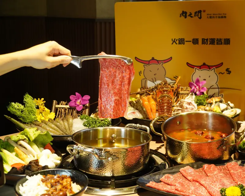▲馬辣集團「肉之間大盤肉幸福鍋物」新開「西門中華店」，優惠活動包含對證件中「1、3、4、8」任二碼，每桌送價格380元「美國CAB安格斯黑牛嫩肩」一份。（圖／馬辣集團提供）