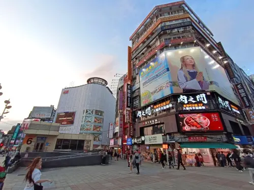 肉之間西門中華店就位在捷運出口處。(圖/馬辣集團提供) ▲肉之間西門中華店就位在捷運出口處。(圖/馬辣集團提供)