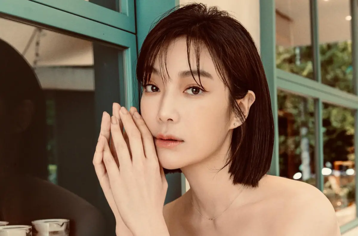 ▲今日壽星蔡淑臻（如圖）滿50歲了，去年她被拍到跟鮮肉男友約會，坦言男方年紀比她小一輪，而蔡淑臻也靠實力，憑藉熱播劇《村裡來了個暴走女外科》在前年奪得影后。（圖／蔡淑臻臉書）