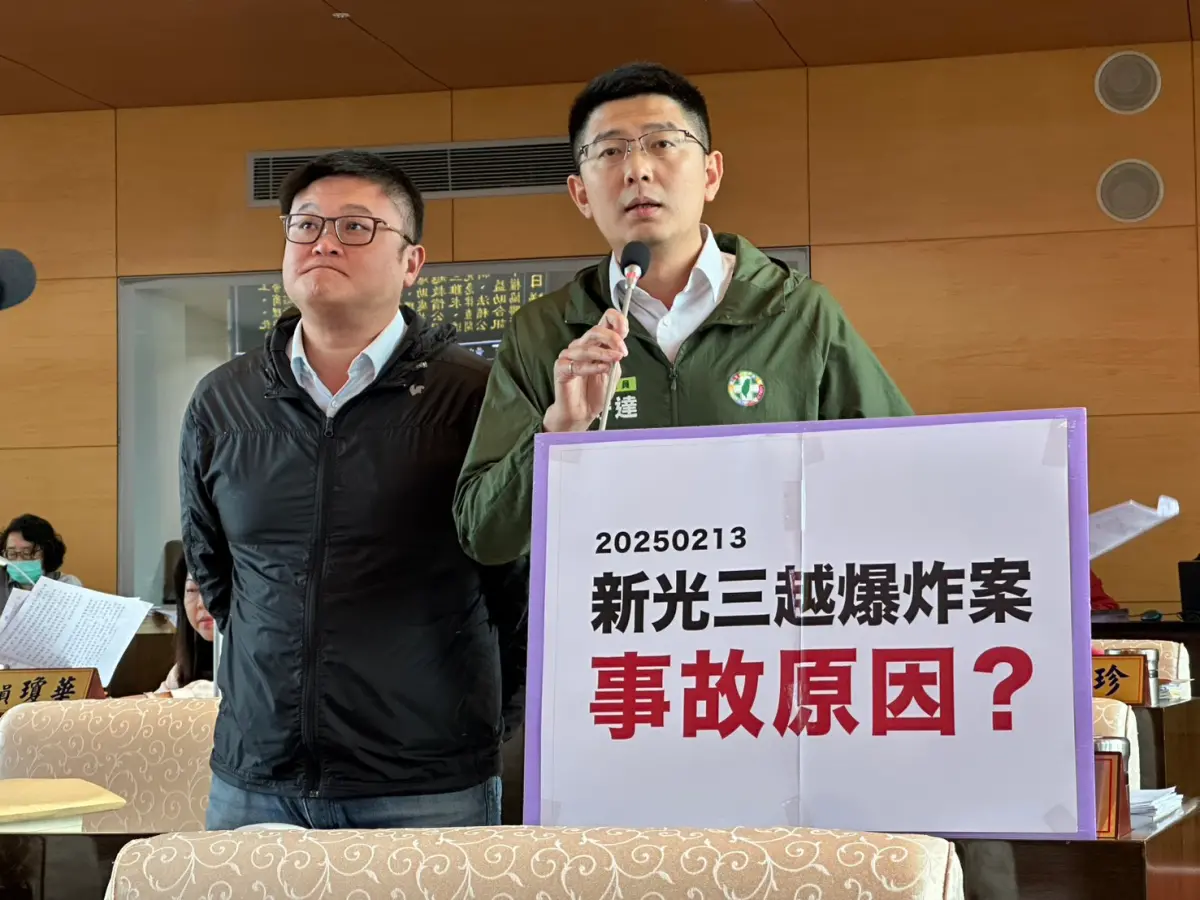 ▲新光三越發生爆炸事件專案報告，議員黃守達質詢表示，報告內容洋洋灑灑列了一堆精進措施，沒有任何說明(圖／柳榮俊攝2025.3.12)