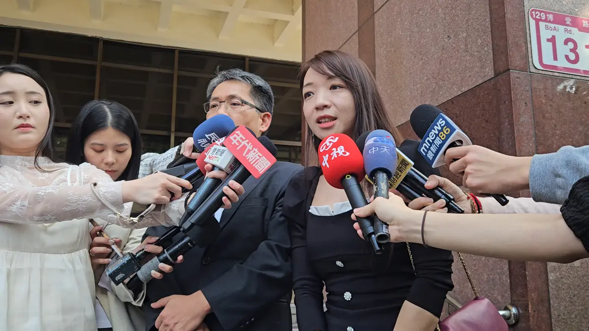 ▲超基因生技公司委任律師李傳侯（左）、邱曉涵（右）。（圖／記者劉松霖攝）