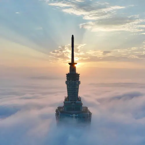 日出陽光灑在雲海跟台北101上,呈顯出宛如仙境的模樣。(圖/ 空拍師 沈張鴻授權使用) ▲日出陽光灑在雲海跟台北101上,呈顯出宛如仙境的模樣。(圖/ 空拍師 沈張鴻授權使用)