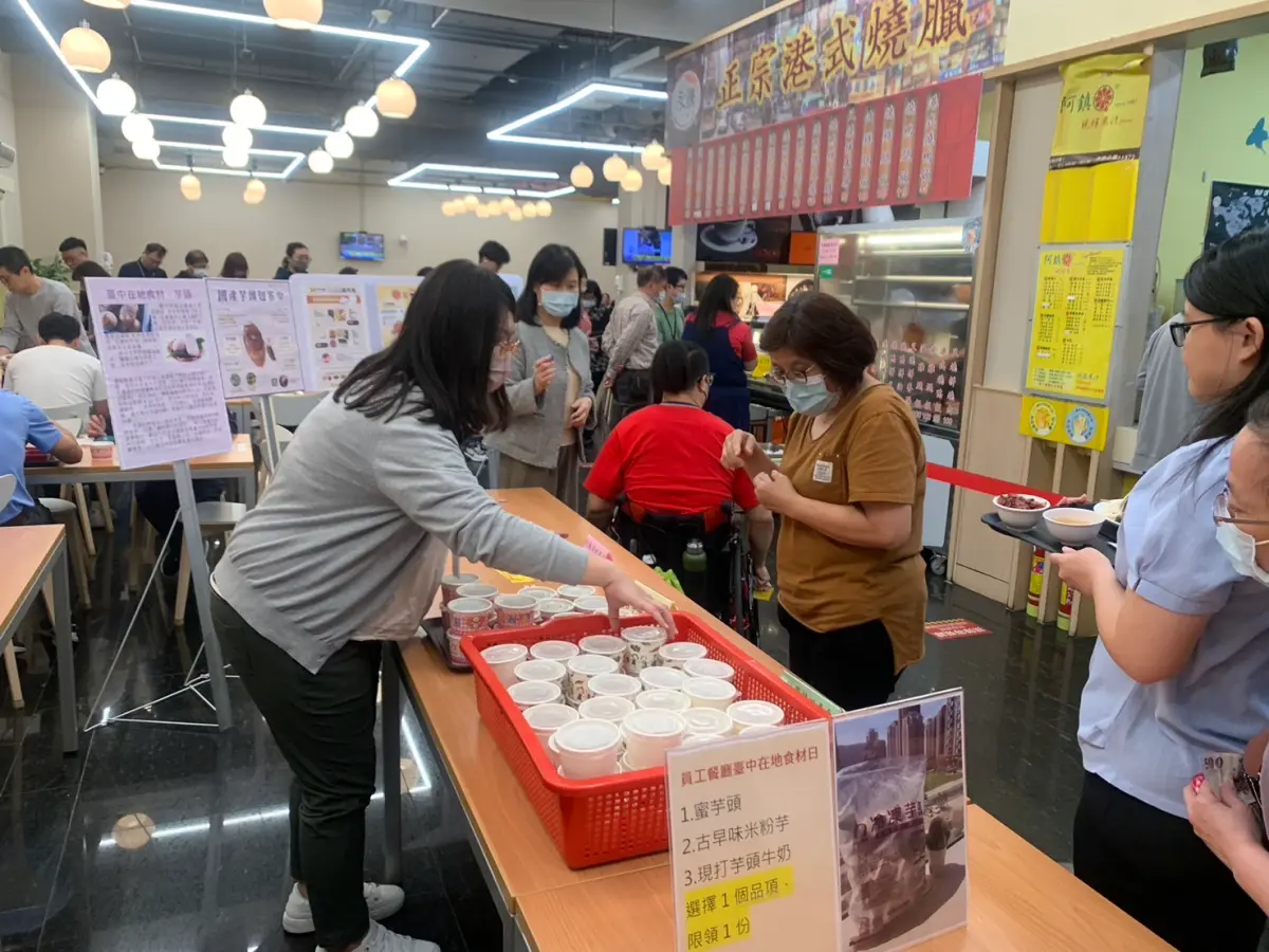 ▲中市府員工餐廳在地食材日，民眾領取芋頭美食(圖／秘書處提供2025.3.12)