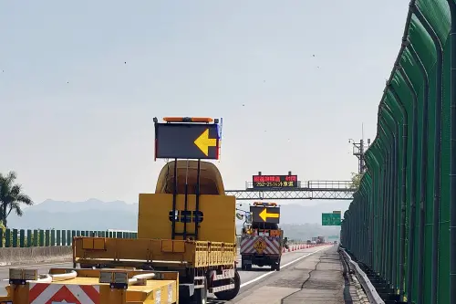 影／封道讓蝶！4萬紫斑蝶飛過境　國3林內段封外側車道讓蝶
