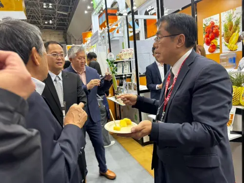 ▲市長黃偉哲親自端著台南的鳳梨請現場人士品嘗鳳梨的鮮甜。(圖／南市府提供)