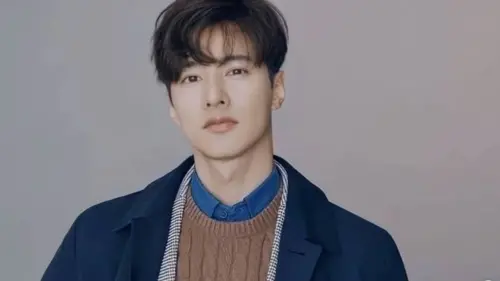 ▲男神元斌（如圖）跟女星李奈映結婚10年都沒有同框過，昨日夫妻倆被捕捉到現身畫廊，跟朋友的合照也曝光，而兩人卻故意站超開，讓粉絲看到都暴動了。 （圖／원빈 Won Bin IG）