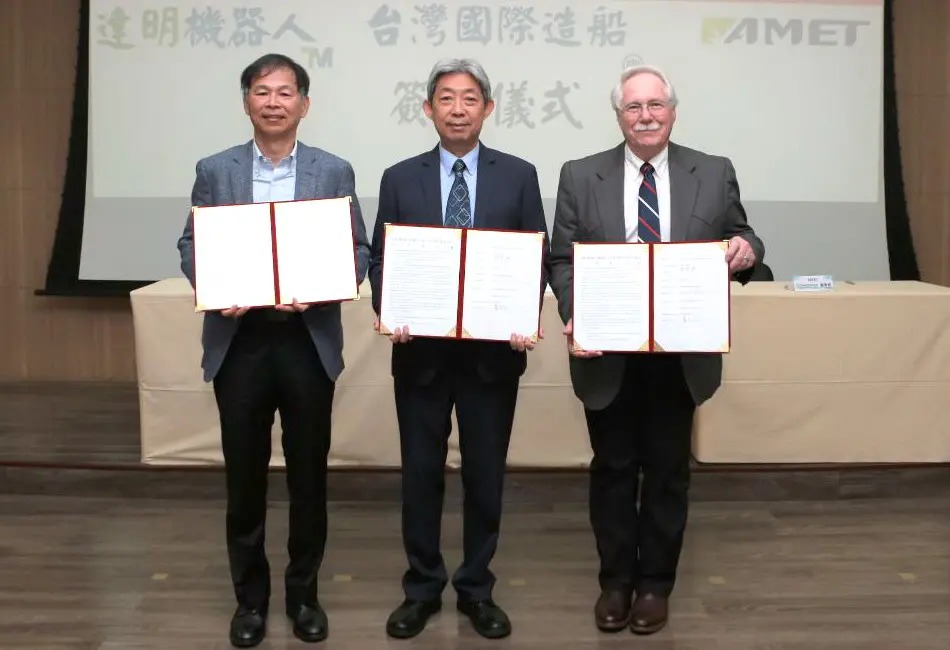 ▲台灣國際造船公司與達明、AMET簽署合作備忘錄，由台灣國際造船公司董事長黃正弘(中)、達明機器人公司董事長何世池(左)與AMET公司董事長Schwemmer Chairman代表三方共同簽署合作備忘錄(MOU)。(圖／台灣國際造船公司提供)