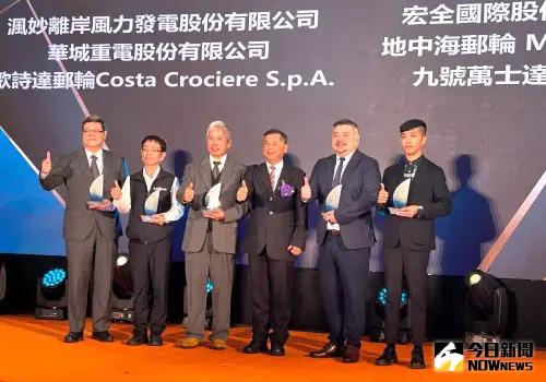 ▲台灣港務公司舉辦金坊獎頒獎典禮，以表揚績優港區業者對台灣港群的卓越貢獻，圖為年度卓越單位。(圖／記者黃守作攝)