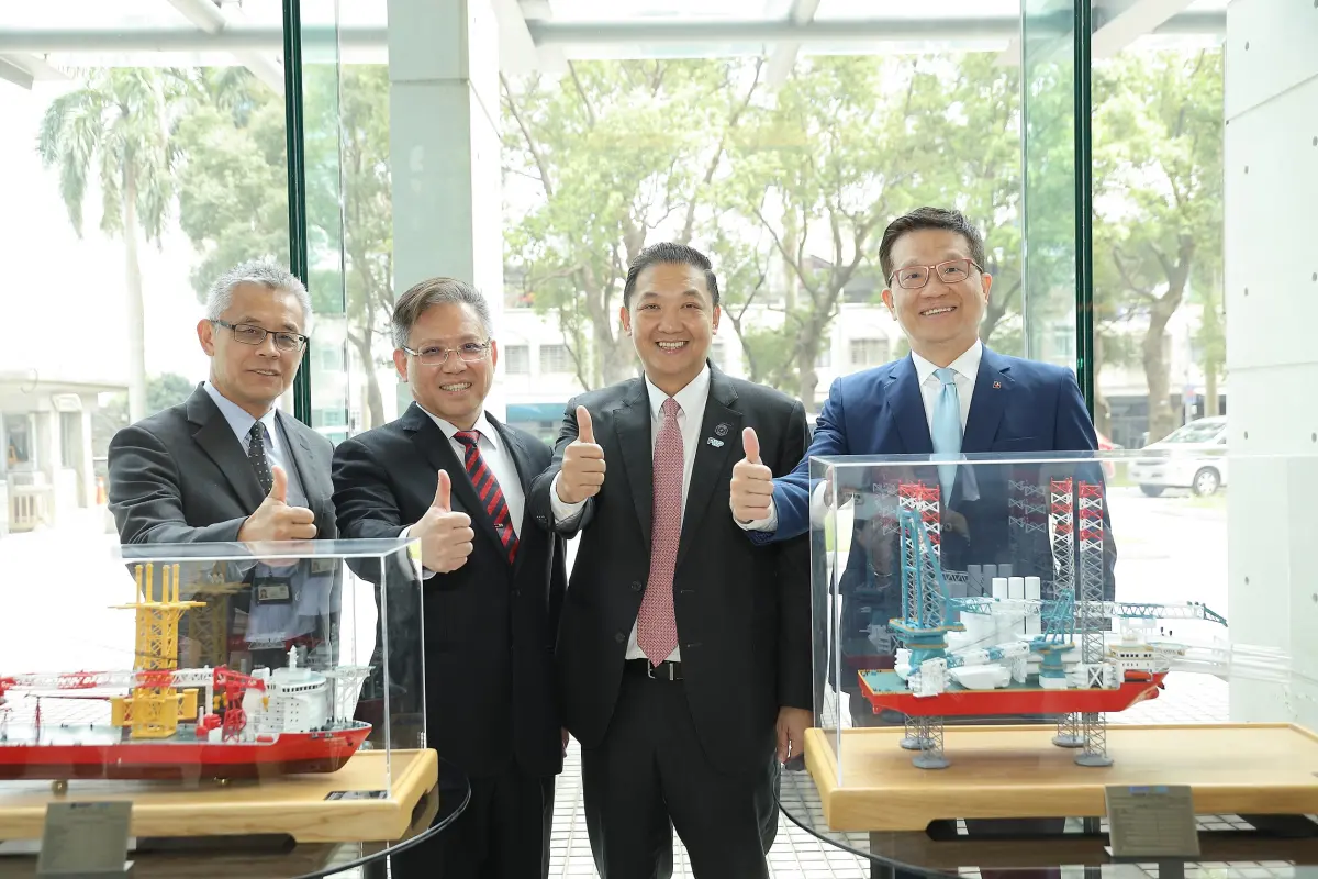 ▲簽約儀式由正崴集團董事長郭台強、森崴總經理暨寶崴海事工程董事長胡惠森、凱基銀行總經理許維銘、新光銀行總經理李正國與土地銀行企業金融部經理潘忞作共同出席見證簽署。（圖／森崴能源）