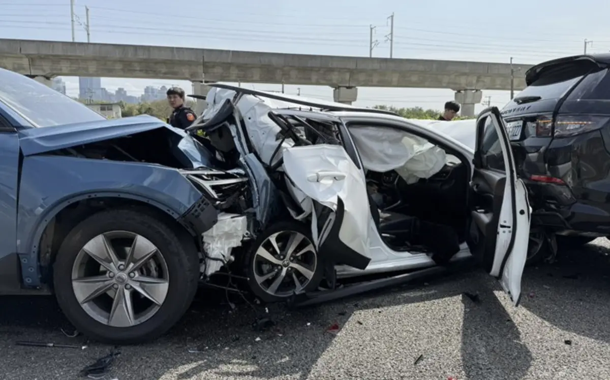 ▲國道1號3車追撞，白色轎車成夾心餅，車門4門變2門。（圖／翻攝畫面）
