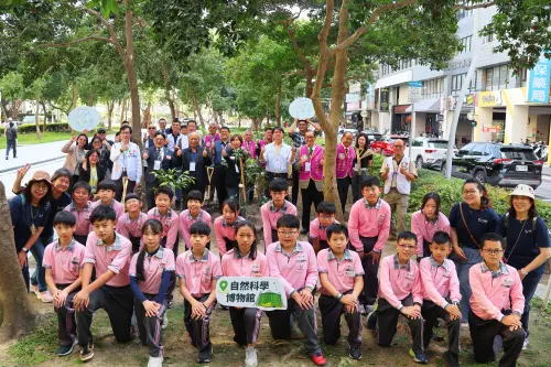 ▲科博館植樹節「植樹儀式」活動大合影。（圖／科博館）