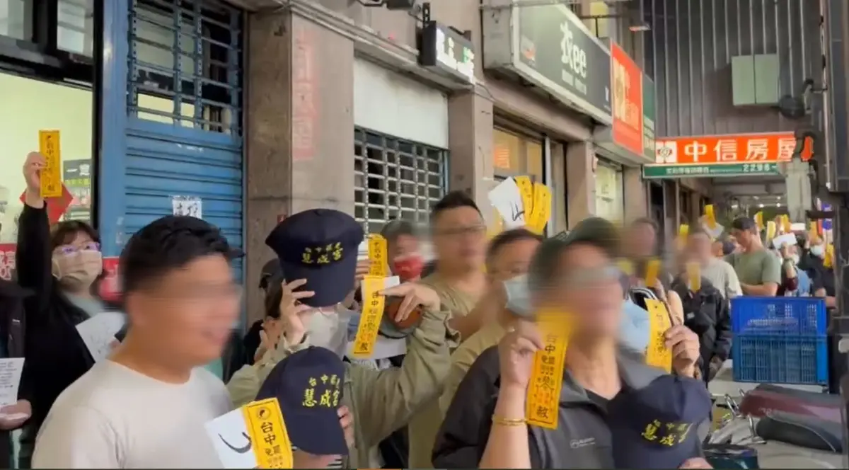 ▲民眾拿著冠軍帽和符咒，高喊「台中罷免慧成宮」。（圖／罷團提供，2025.03.12）