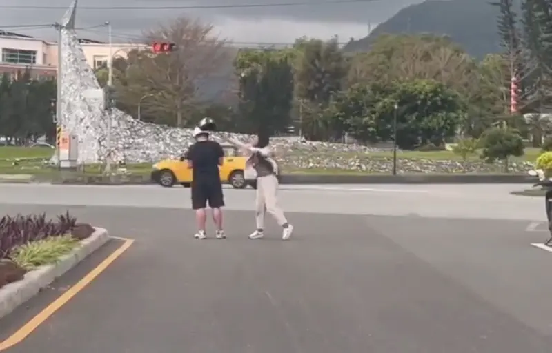 ▲一對情侶在花蓮光復路爆發口角，女子不滿情緒高漲，怒拿安全帽砸男友頭部。（圖／翻攝爆料公社）