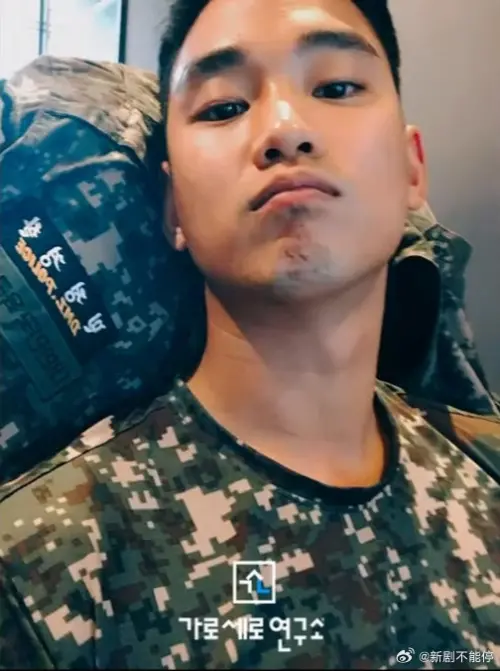 ▲金秀賢曾傳送「嘟嘴軍服照」給女朋友金賽綸，但當年的她只有高中二年級。（圖／가로세로연구소）