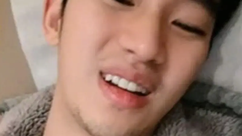 ▲根據《橫豎研究所》節目爆料，金秀賢（如圖）入伍期間，曾傳送多張「報備照」給金賽綸，其中一張他滿臉鬍渣、略顯發福水腫的模樣，讓不少網友驚呼：「這是誰？」（圖／가로세로연구소）