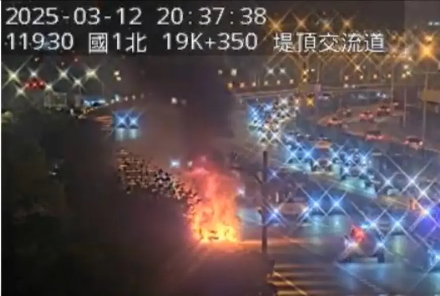 ▲下班時間，國道1堤頂交流道北上19公里處，發生火燒車意外。（圖／翻攝畫面）
