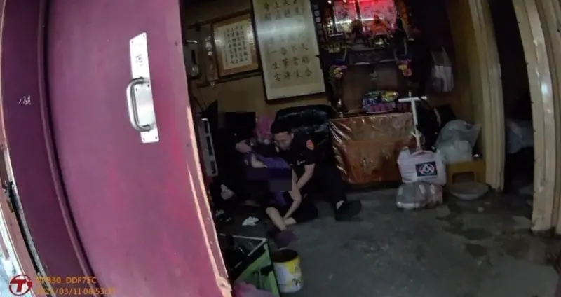 ▲新竹7旬老婦吃麻糬噎到，員警到場立即實施哈姆立克法將人救回。（圖／警方提供）