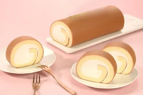 ▲歡慶高雄旗艦店改裝開幕，3月14日白色情人節開搶「亞尼克100元生乳捲」優惠連3天！欣葉Buffet品牌NAGOMI和食饗宴則聯名一〇八抹茶茶廊，開吃「春日抹茶の甘味賞」和洋菓子、飲品吃到飽。（圖／亞尼克提供）