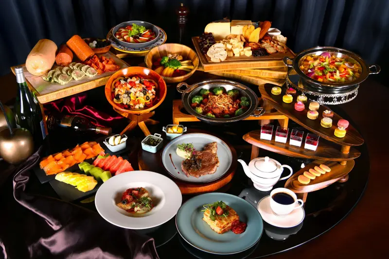 ▲台北萬豪酒店Lobby Loung將推出Semi-buffet（半自助式），週一至週四晚間18:00~21:00供應，精選義式精選沙拉吧每位980元+10%起就能享有多種菜色吃到飽，另加220元起還能有爐烤牛排等主菜。（圖／台北萬豪提供）
