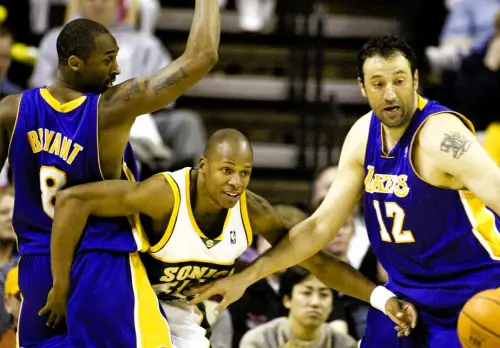 Kobe Bryant(左)與塞爾維亞傳奇中鋒Vlade Divac的交易案,改變兩人的球隊生涯。(圖/美聯社/達志影像) ▲Kobe Bryant(左)與塞爾維亞傳奇中鋒Vlade Divac的交易案,改變兩人的球隊生涯。(圖/美聯社/達志影像)
