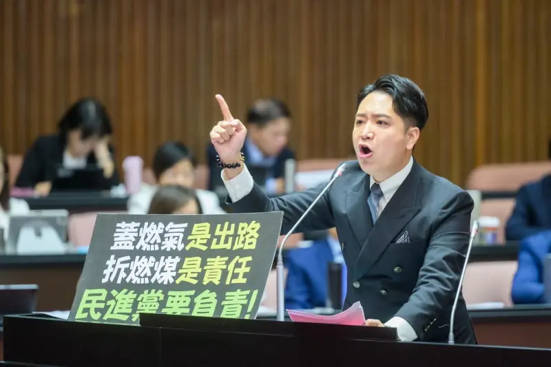 ▲立委羅廷瑋遭爆料，為助理小孩看病一事耍官威。（圖／翻攝羅廷瑋臉書，2025.03.13）