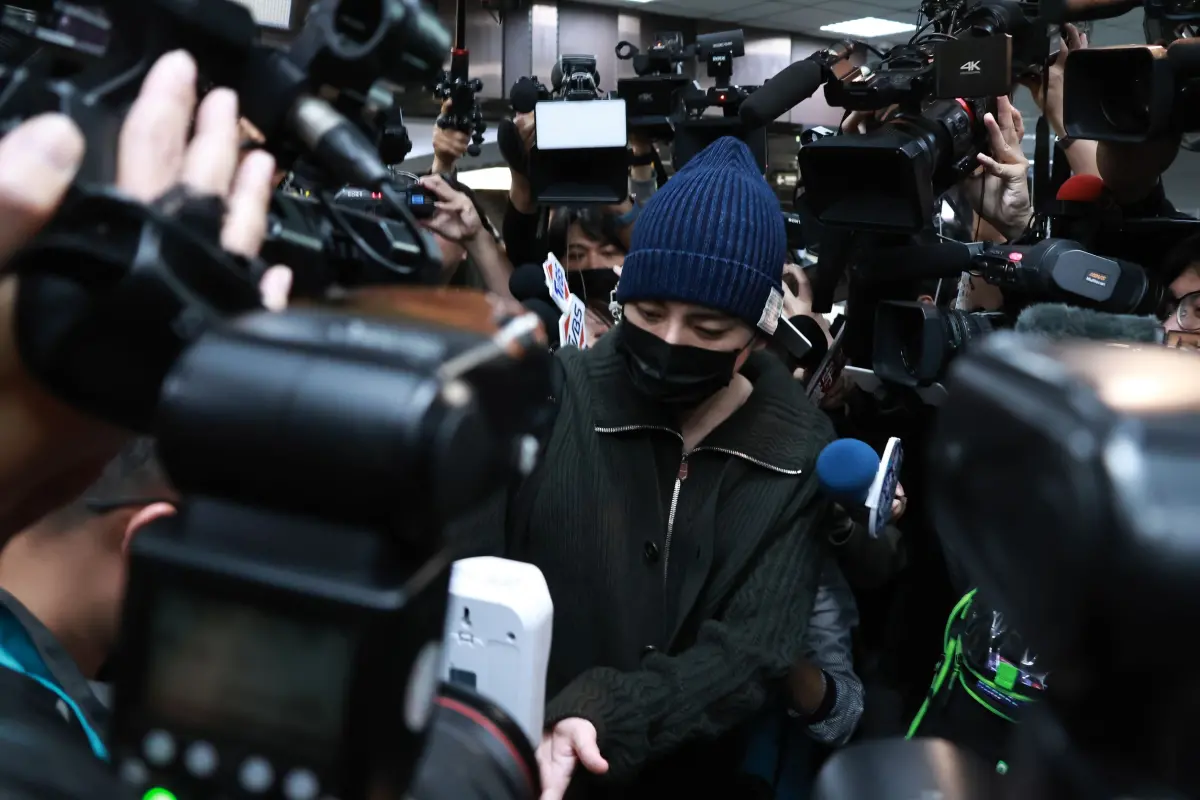 ▲王大陸今日入伍，他戴著黑色毛帽，準時現身台北車站。（圖／記者吳翊緁拍攝）