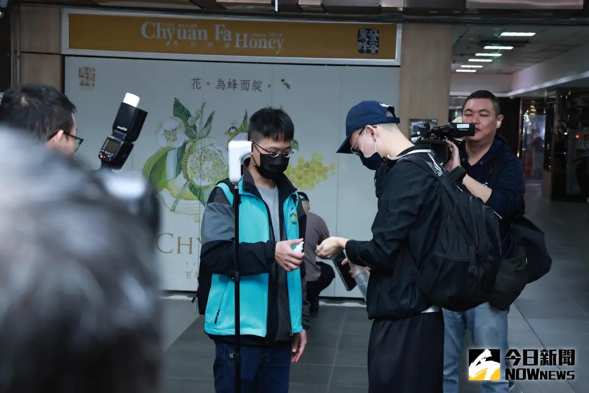 ▲王大陸今（13）日在台北車站集合搭車前往成功嶺當兵，有同梯身邊跟著一群好友，都是來朝聖王大陸，聽聞王大陸已經33歲，還忍不住驚呼：「這麼老喔！」期待能和對方一起洗碗。（圖／記者吳翊緁拍攝）