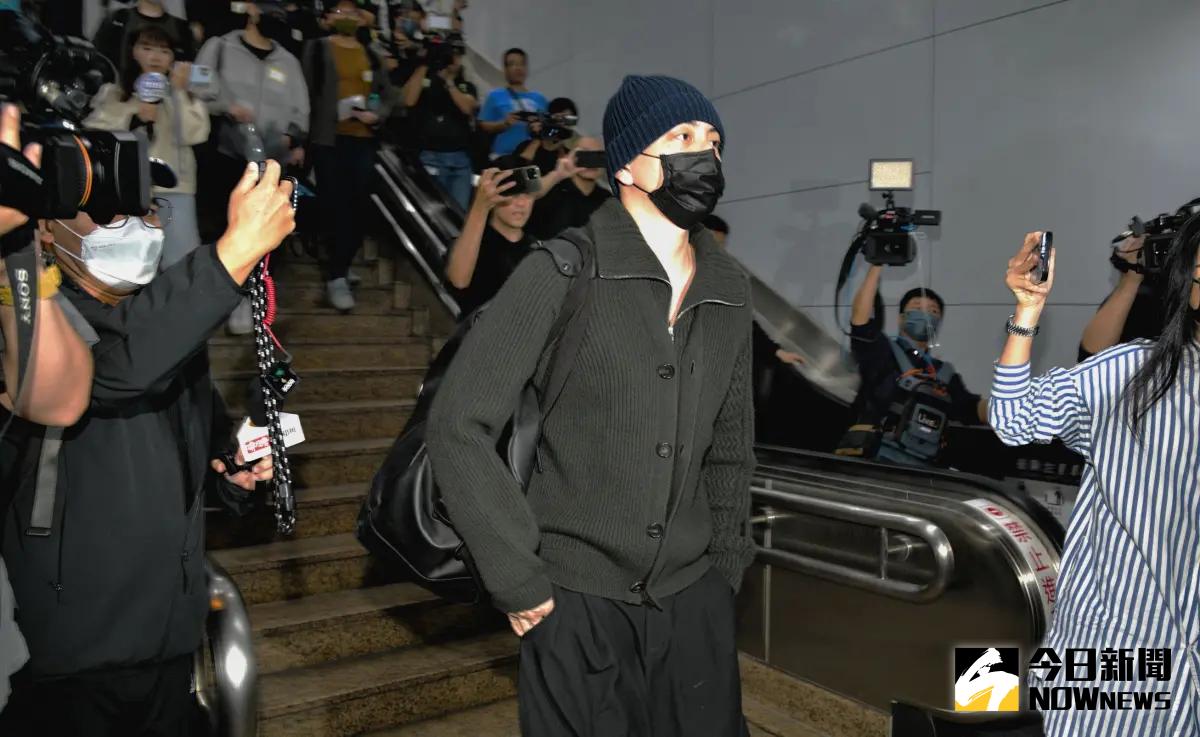 ▲男星王大陸隨著役男隊伍下月台等車，由於專車延誤20分鐘，也在月台上站了20分鐘，他全程沉默不語，也未和一旁的同梯交談。（圖／記者吳翊緁拍攝）