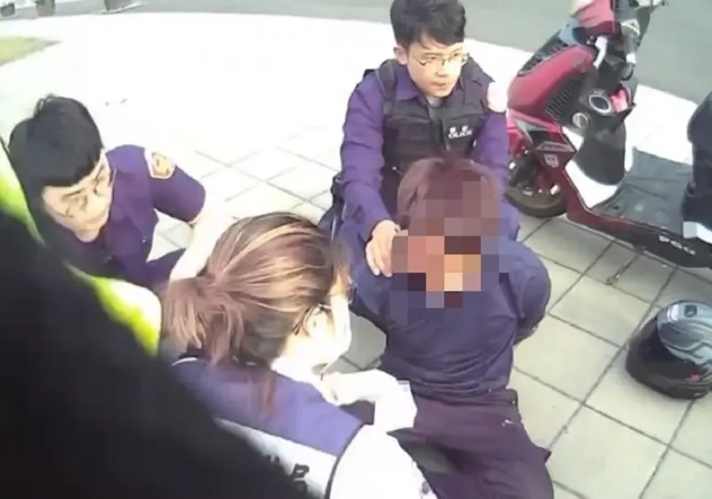 ▲范男拒捕而與員警發生扭打，造成員警手腳部擦挫傷（手指疑有骨折）索性男子最後仍遭員警強勢壓制逮捕，受傷員警已送醫院治療，並無大礙。（圖／三民一警分局提供）