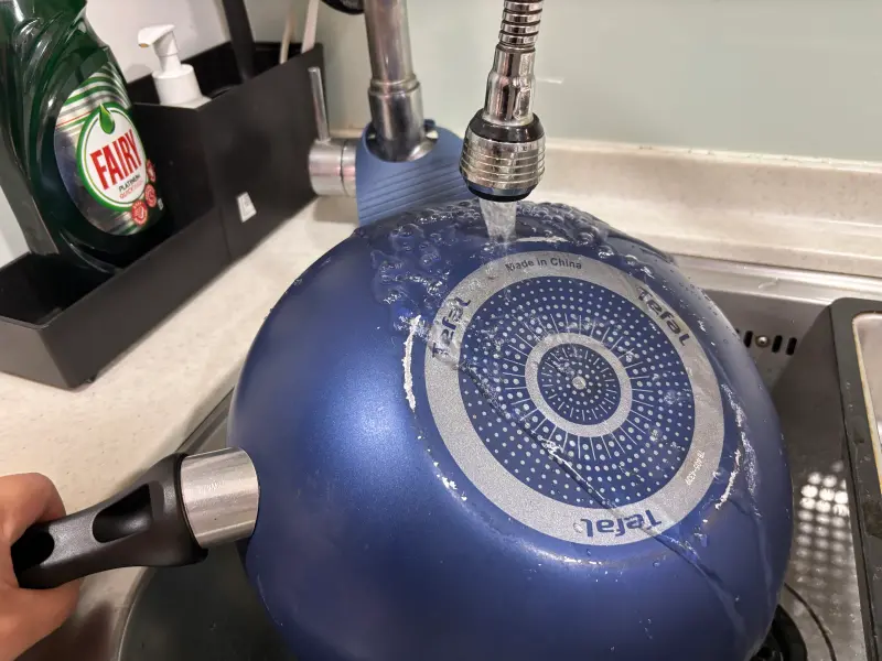 ▲不沾鍋若要回收，屬於廢金屬類，應交由資源回收車回收。（圖／記者徐銘穗攝）