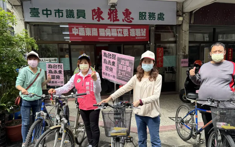▲台中市議員陳雅惠帶著小鑼和鑼槌,騎自行車在選區內宣傳罷免羅廷瑋。(圖/陳雅惠提供,2025.03.13)